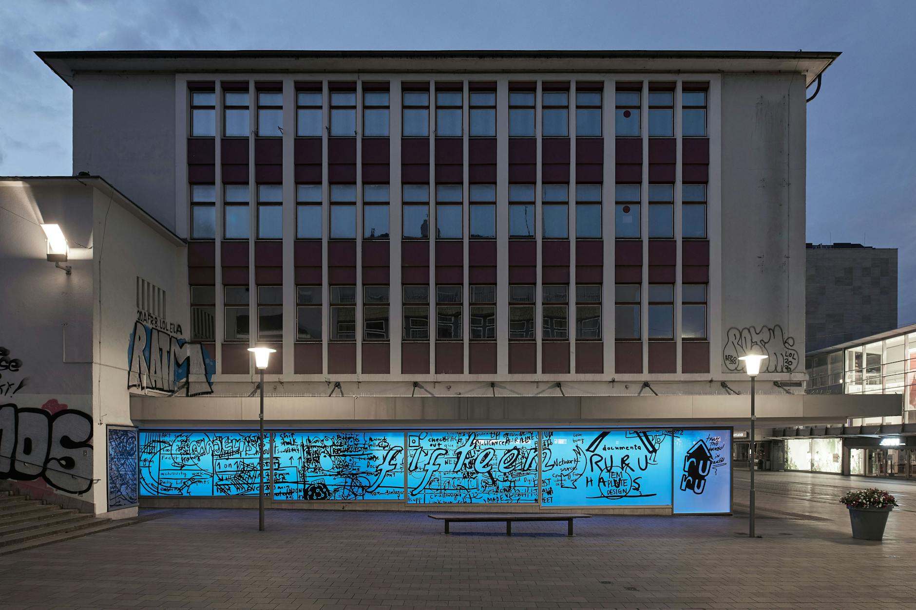 Das Zentrum der documenta 15: das sogenannte ruruHaus am frühen Morgen