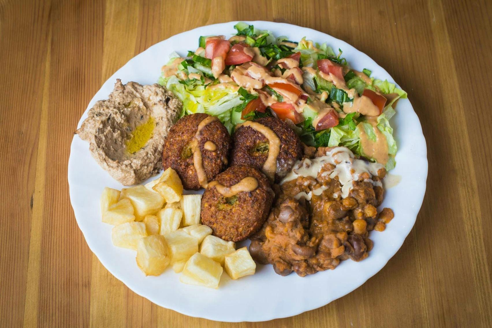 Klein, unscheinbar, köstlich: der Vegan Teller bei Nil in Berlin-Friedrichshain