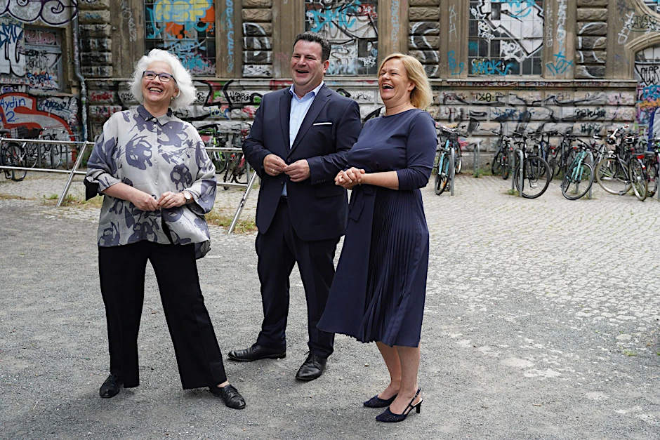 Nancy Faeser (r) und Hubertus Heil (M) unterhalten sich bei ihrer Ankunft am Carl-von-Ossietzky-Gymnasium mit der Schulleiterin Ilona Kowollik.  