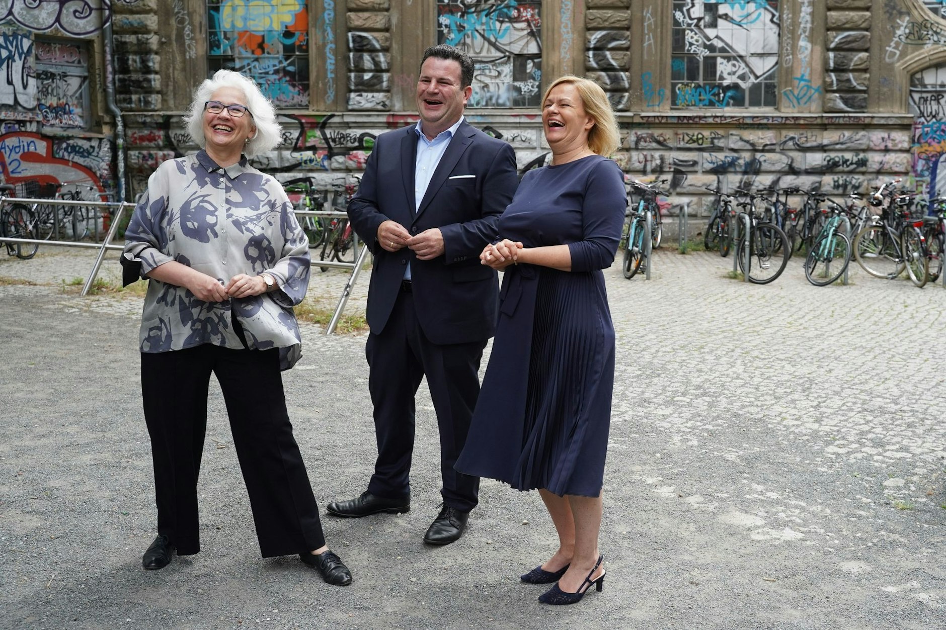 Nancy Faeser (r) und Hubertus Heil (M) unterhalten sich bei ihrer Ankunft am Carl-von-Ossietzky-Gymnasium mit der Schulleiterin Ilona Kowollik.  