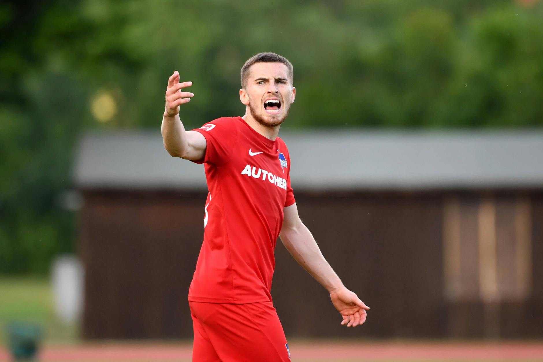 Herthas neuer Außenverteidiger Jonjoe Kenny gibt schon mal lautstark Kommandos an die Mitspieler.