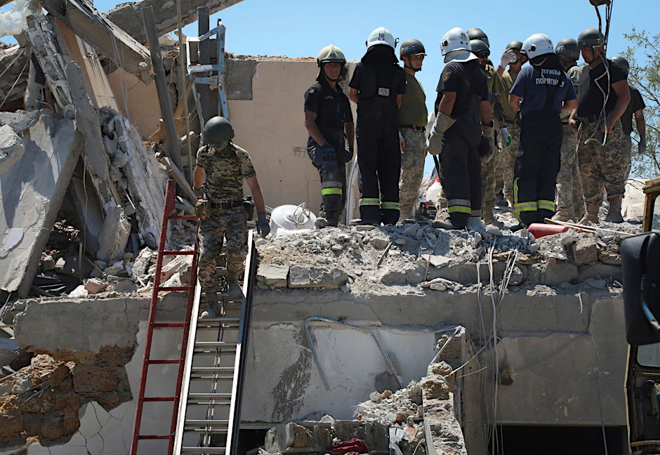 Feuerwehrleute des nationalen Katastrophenschutzes der Ukraine arbeiten an einem durch russischen Raketenangriff beschädigten Wohnhaus, etwa 50 Kilometer südwestlich von Odessa.