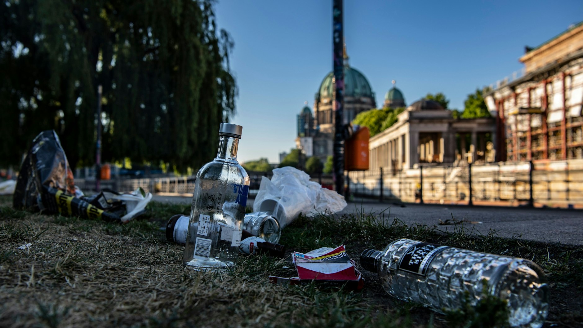 Müll liegt im James-Simon-Park in Mitte. Mehrere Hundert Menschen hatten dort gefeiert. Dabei kam es zu körperlichen Übergriffen.