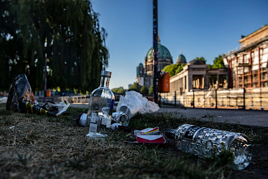 Müll liegt im James-Simon-Park in Mitte. Mehrere Hundert Menschen hatten dort gefeiert. Dabei kam es zu körperlichen Übergriffen.