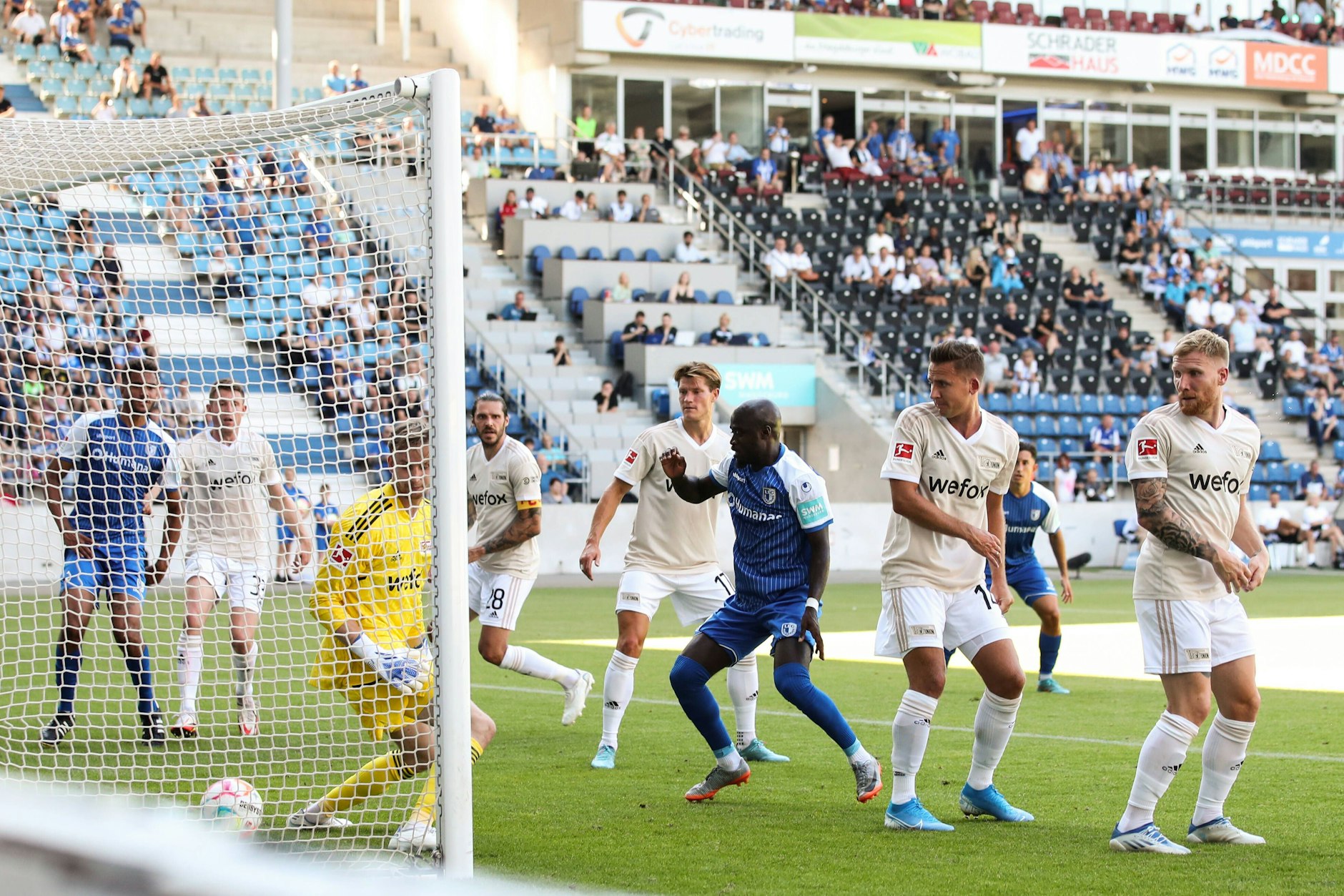 Testspielszene: Torschütze Paul Seguin 1. FC Union Berlin,14 trifft per Eigentor zum 1-2 .