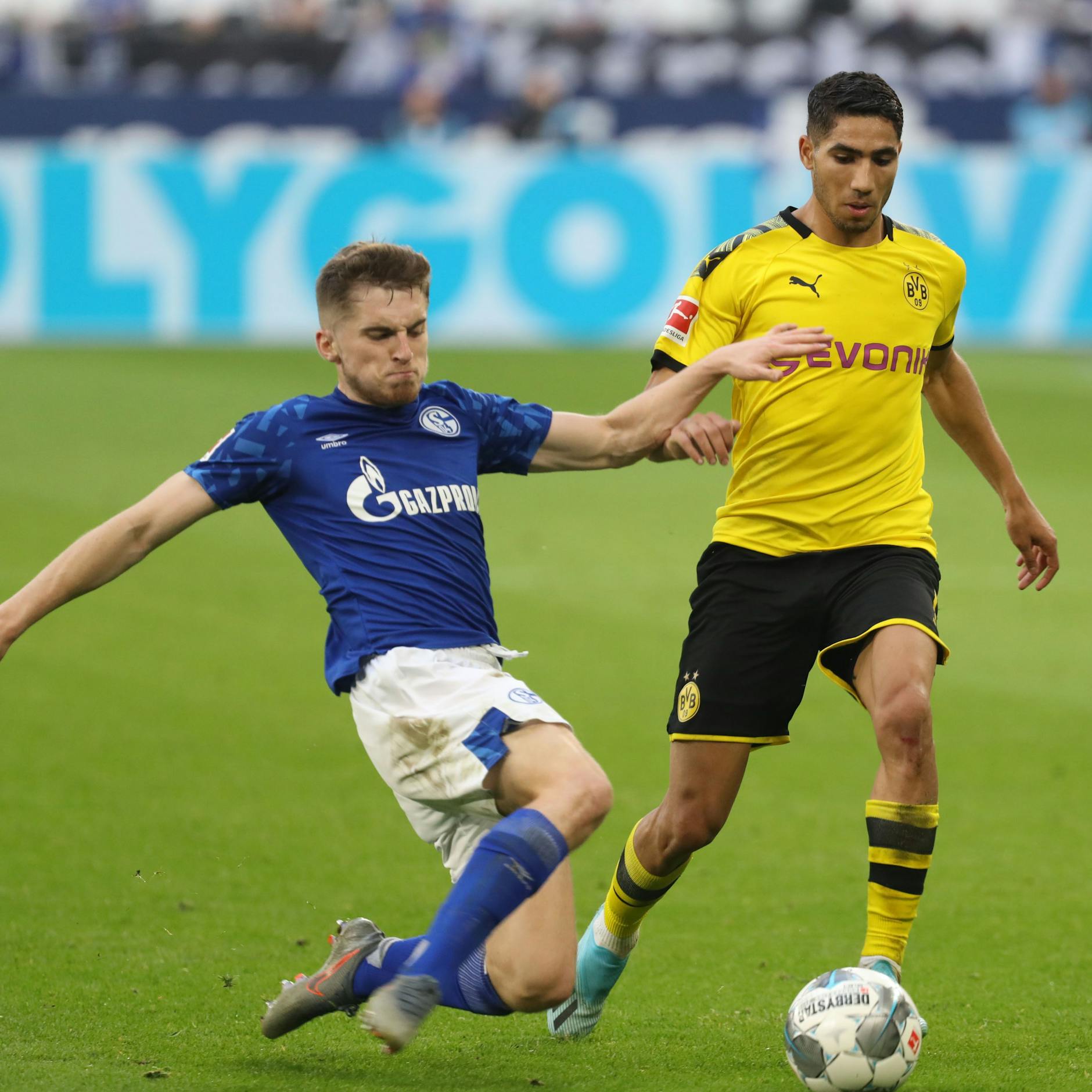 Jonjoe Kenny im Derby zwischen Schalke und Dortmund 2019