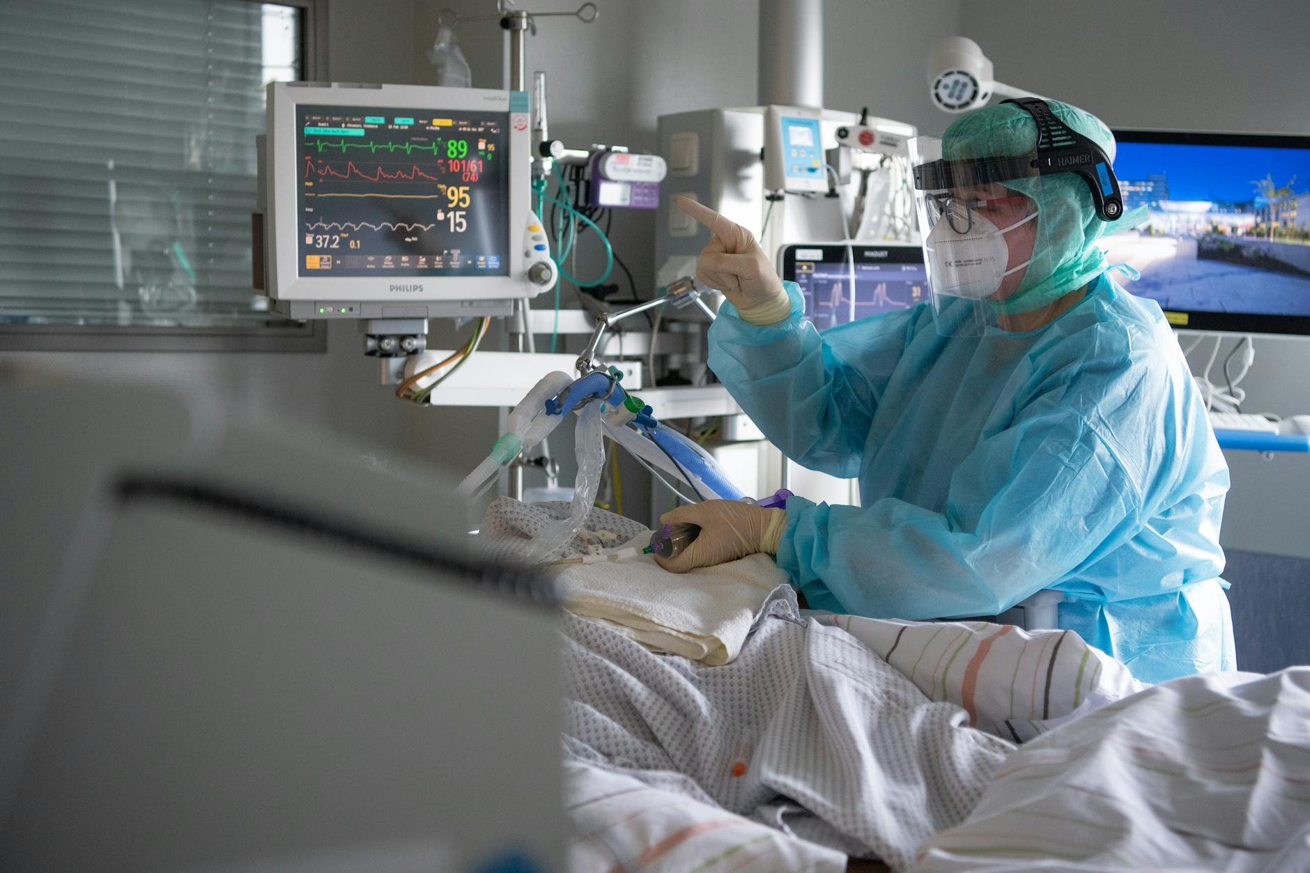 Auch schwere Fälle auf Corona-Intensivstationen und Todesfälle nehmen wieder zu.
