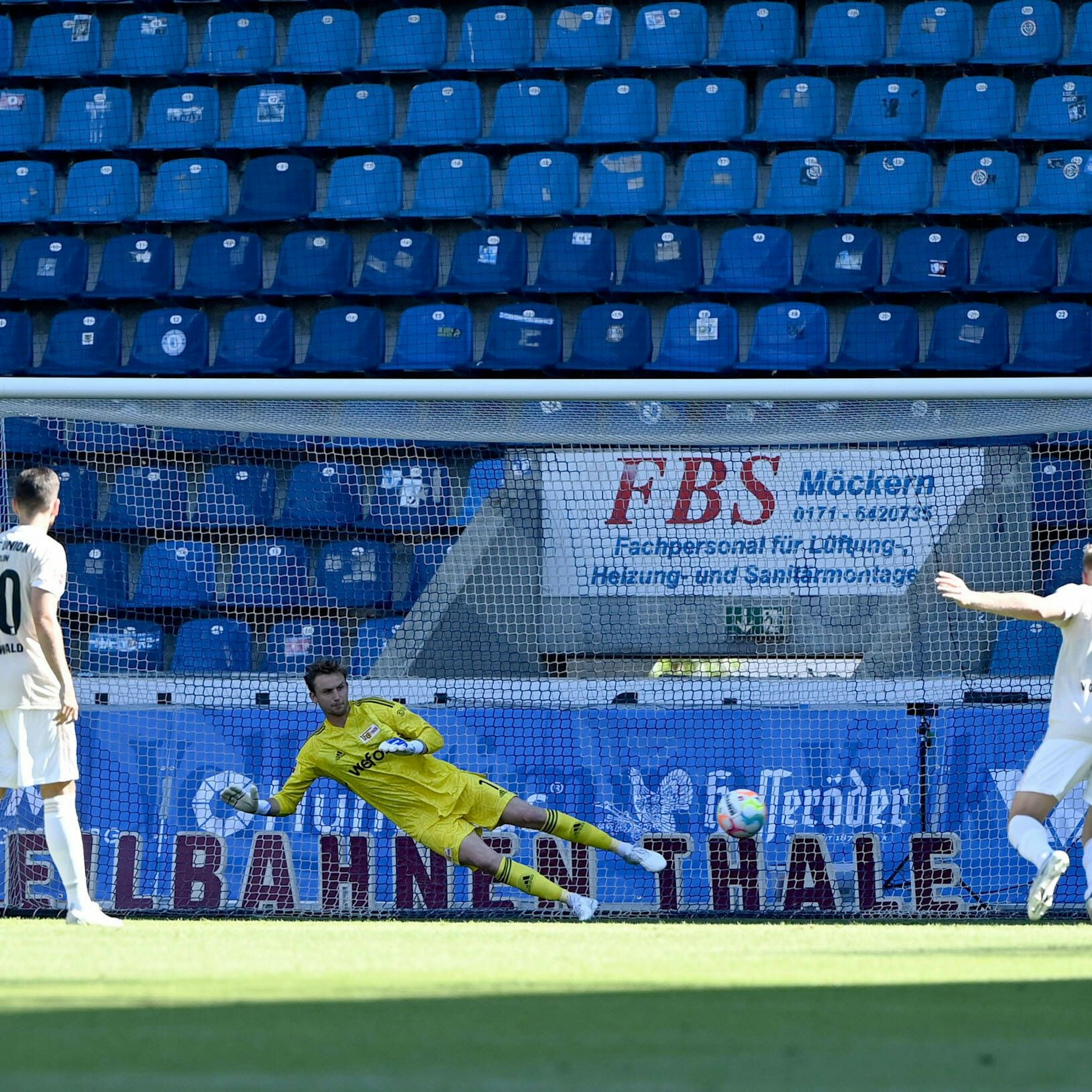 Frederik Rönnow taucht beim Elfmeter für Magdeburg in die falsche Ecke ab und hat Glück, dass der Ball gegen den Pfosten geht.