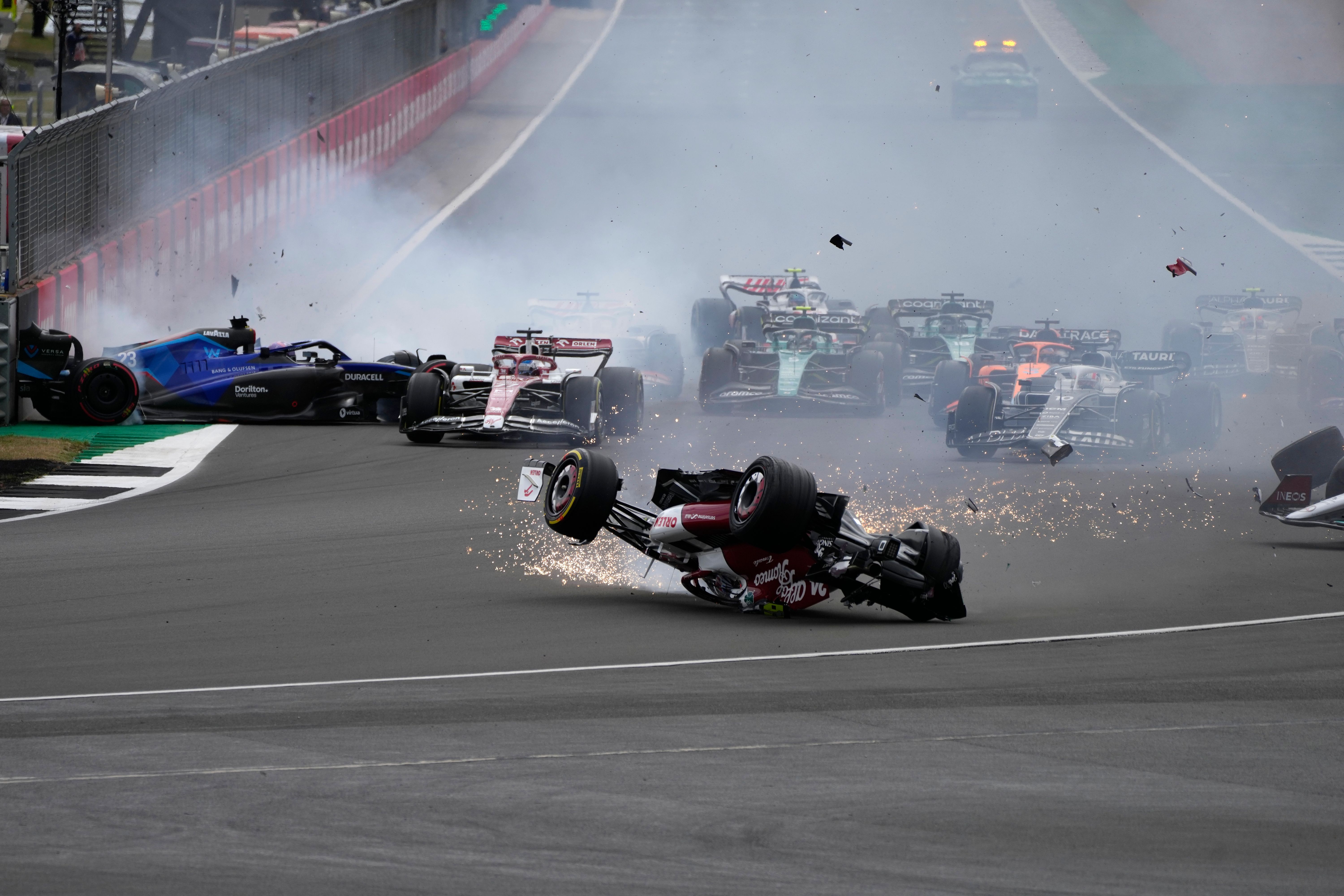 Image - Im Video: Horror-Crash! Startunfall in der Formel 1 in Silverstone schockt Fahrer und Fans – Halo rettet wohl zwei Leben