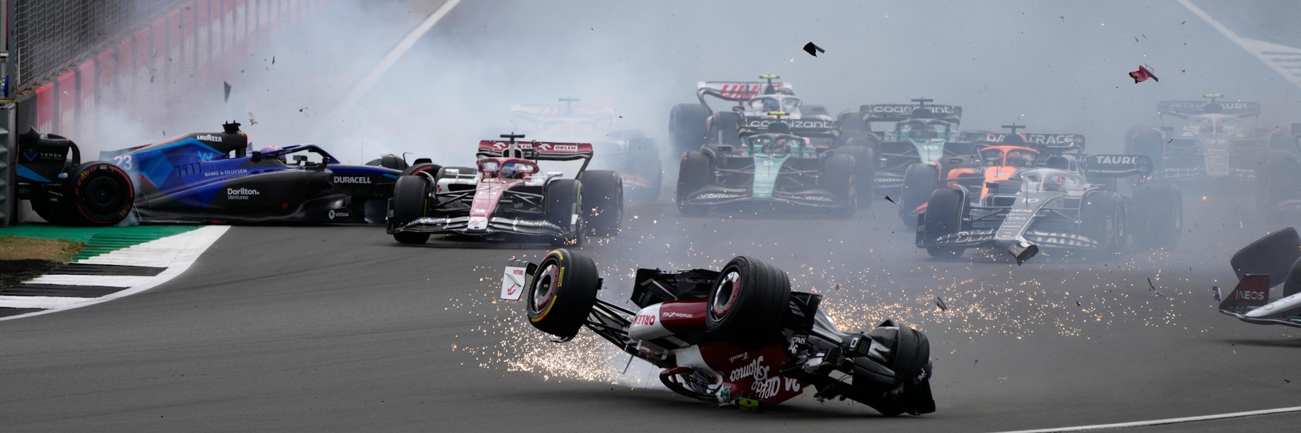 Beim Start des Formel-1-Rennens in Silverstone stockte den Zuschauern bei diesem Horror-Crash der Atem.