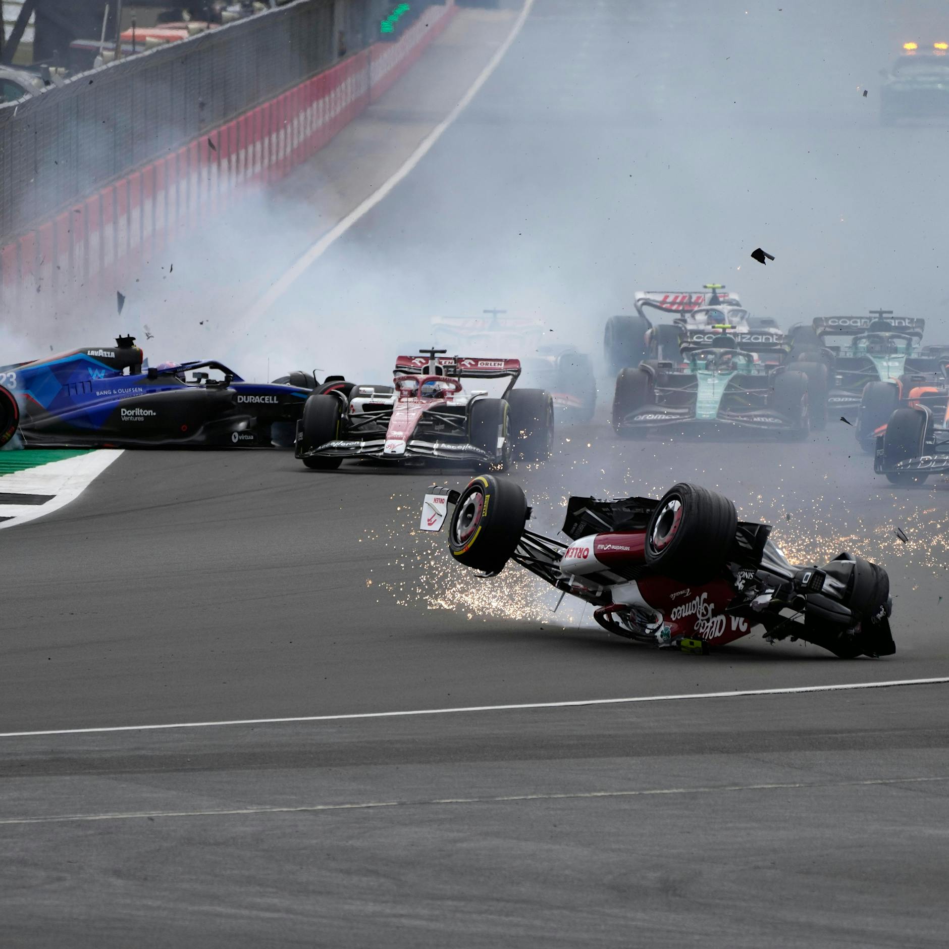 Im Video: Horror-Crash! Startunfall in der Formel 1 in Silverstone schockt Fahrer und Fans – Halo rettet wohl zwei Leben