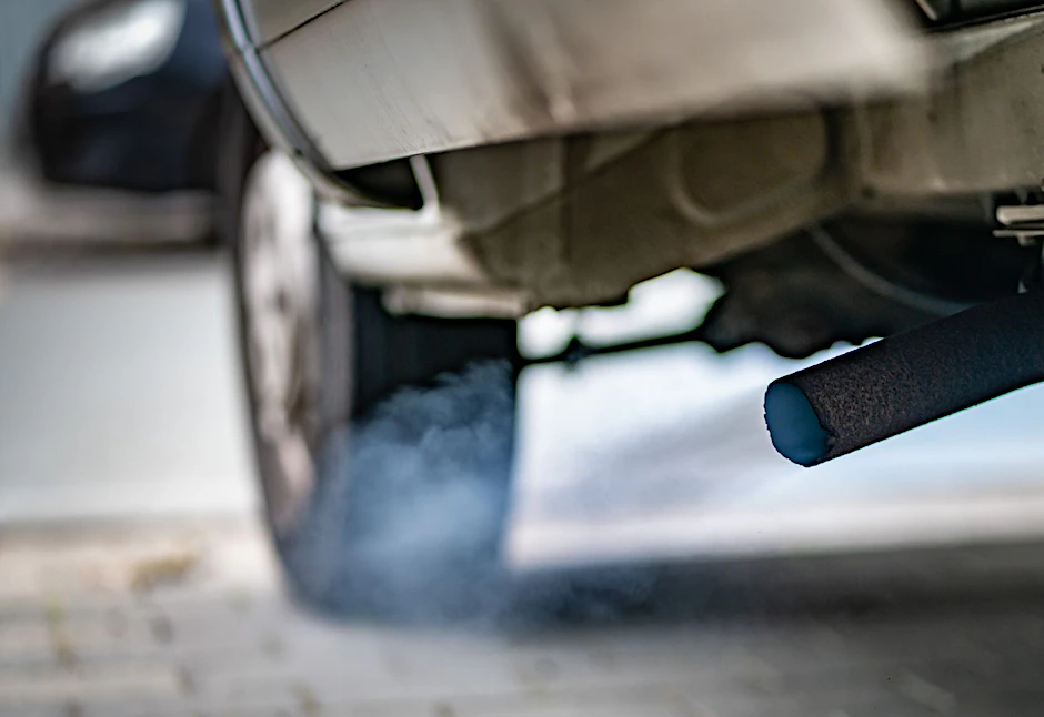 ARCHIV - Die Bundesregierung hat sich während der Verhandlungen auf EU-Ebene auf eine gemeinsame Position zum möglichen Aus für neue Verbrenner-Autos ab 2035 geeinigt.  