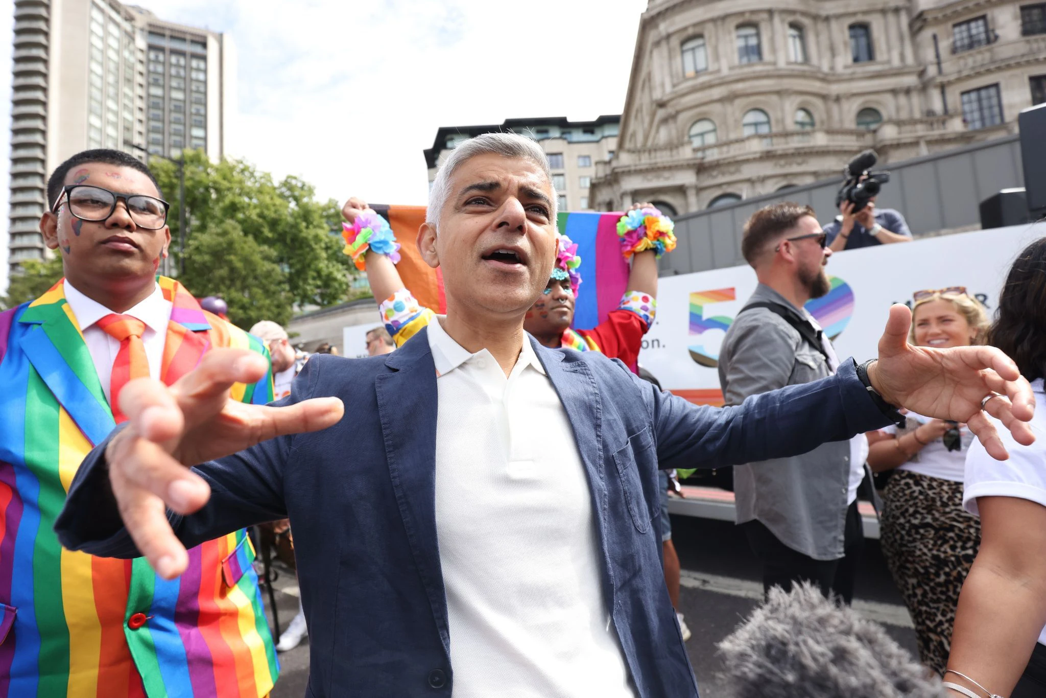 Der Londoner Bürgermeister Sadiq Khan sprach vor der Pride-Parade in London zu Medienvertretern.  