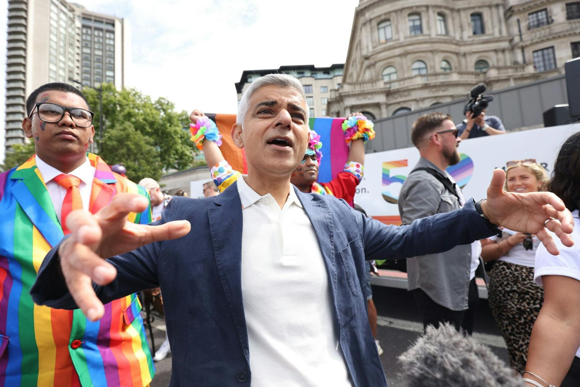 Der Londoner Bürgermeister Sadiq Khan sprach vor der Pride-Parade in London zu Medienvertretern.