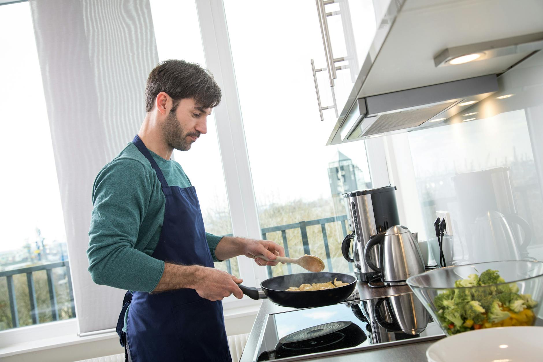 Bei der Zubereitung von Speisen kann man allein schon durch die Nutzung von Restwärme sparen.