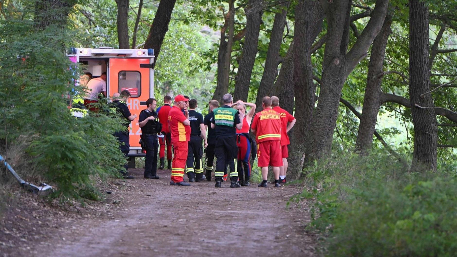 Rettungskräfte am Ort des Geschehens.