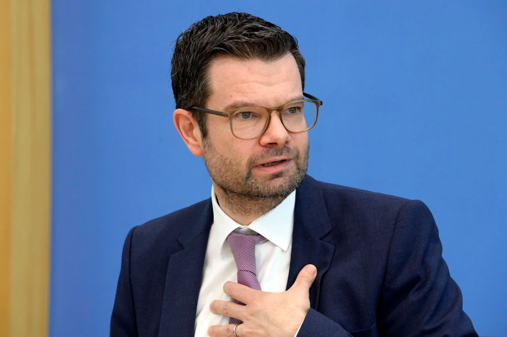 Buschmann: „Da wird die Maske sicher eine Rolle spielen“