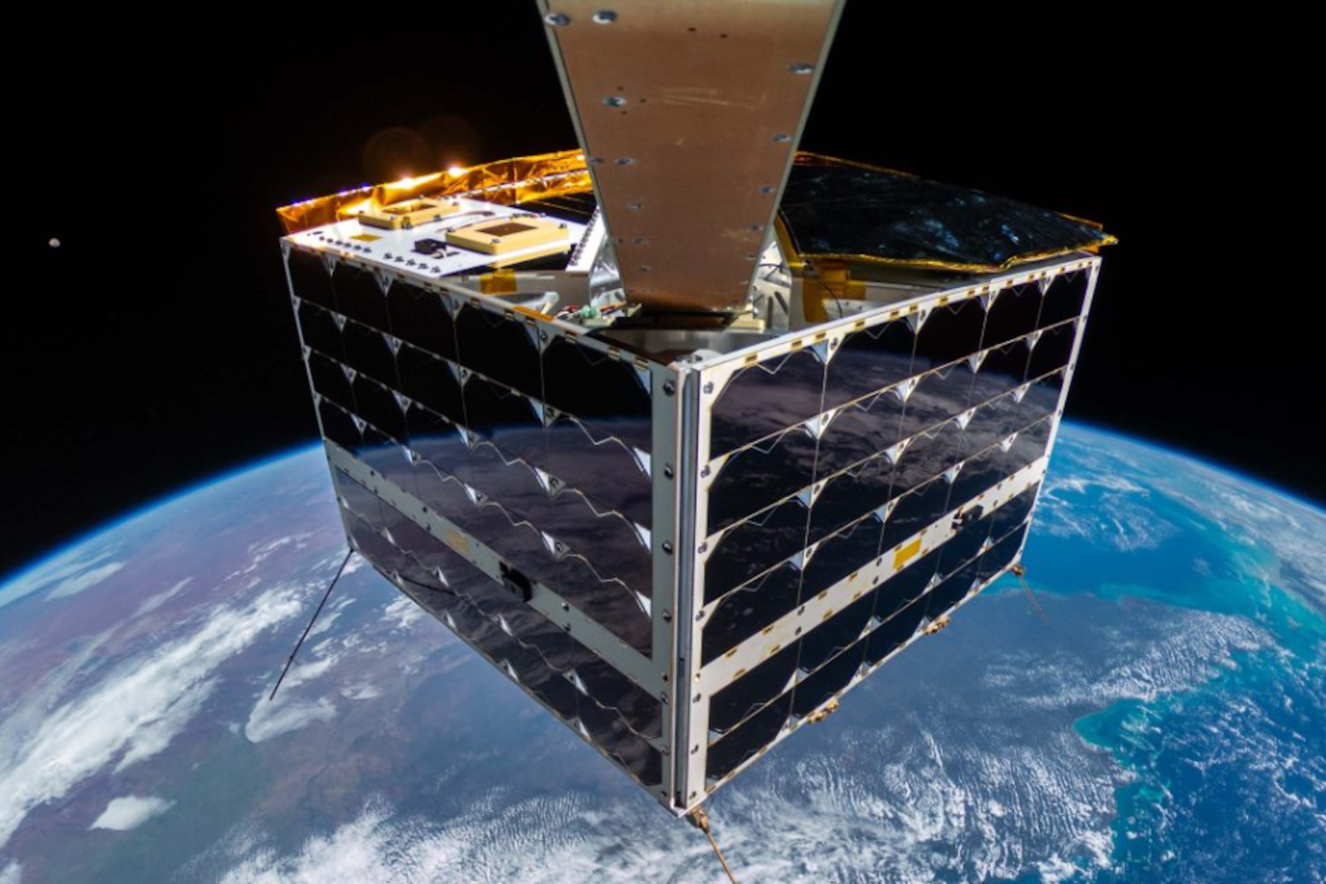 Der Satellit und der verletzliche Planet Erde, aufgenommen mit einer GoPro, die an einem Selfiestick befestigt ist.