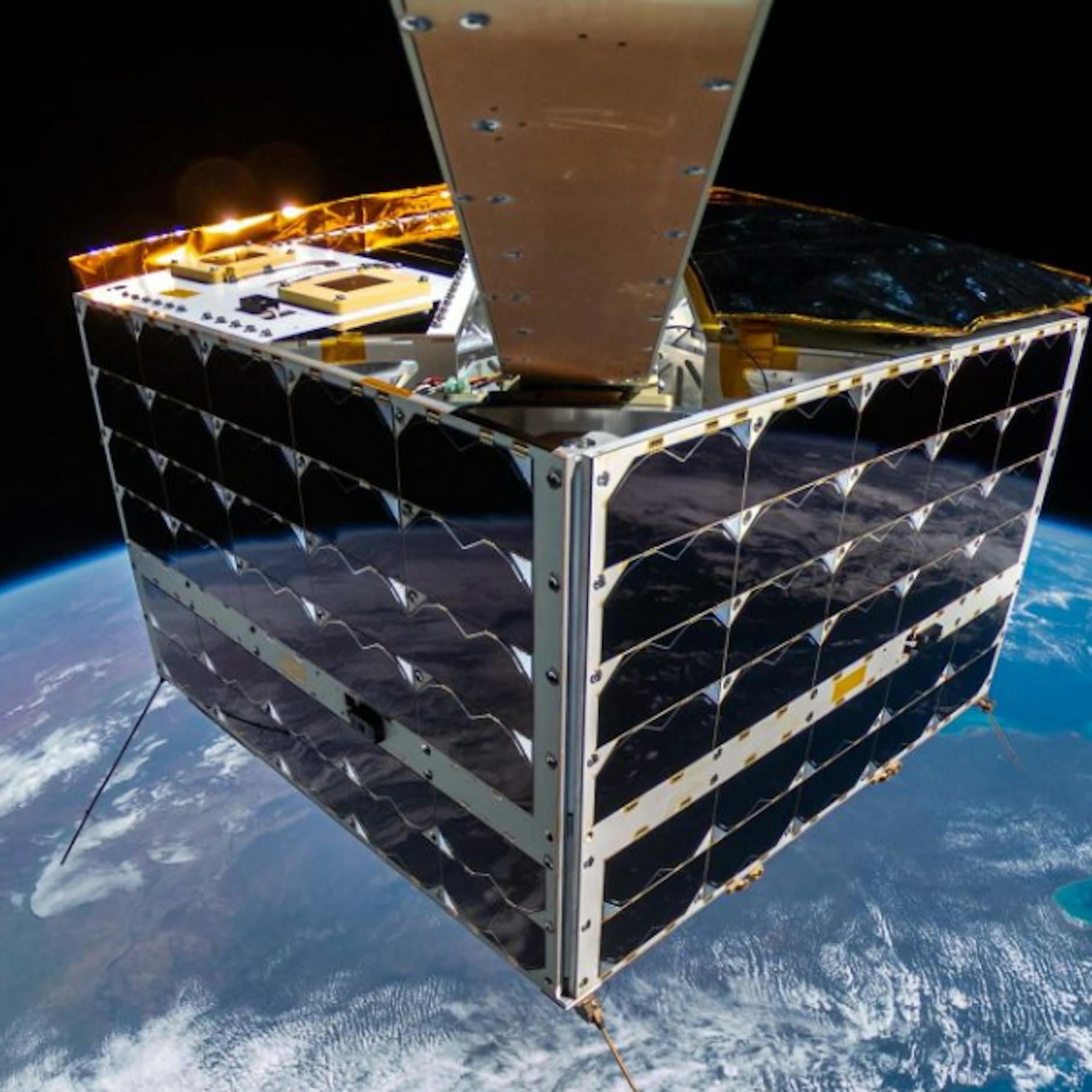 Satellit dreht Weltall-Video von sich selbst mit Selfiestick und alter GoPro – und DAS steckt dahinter