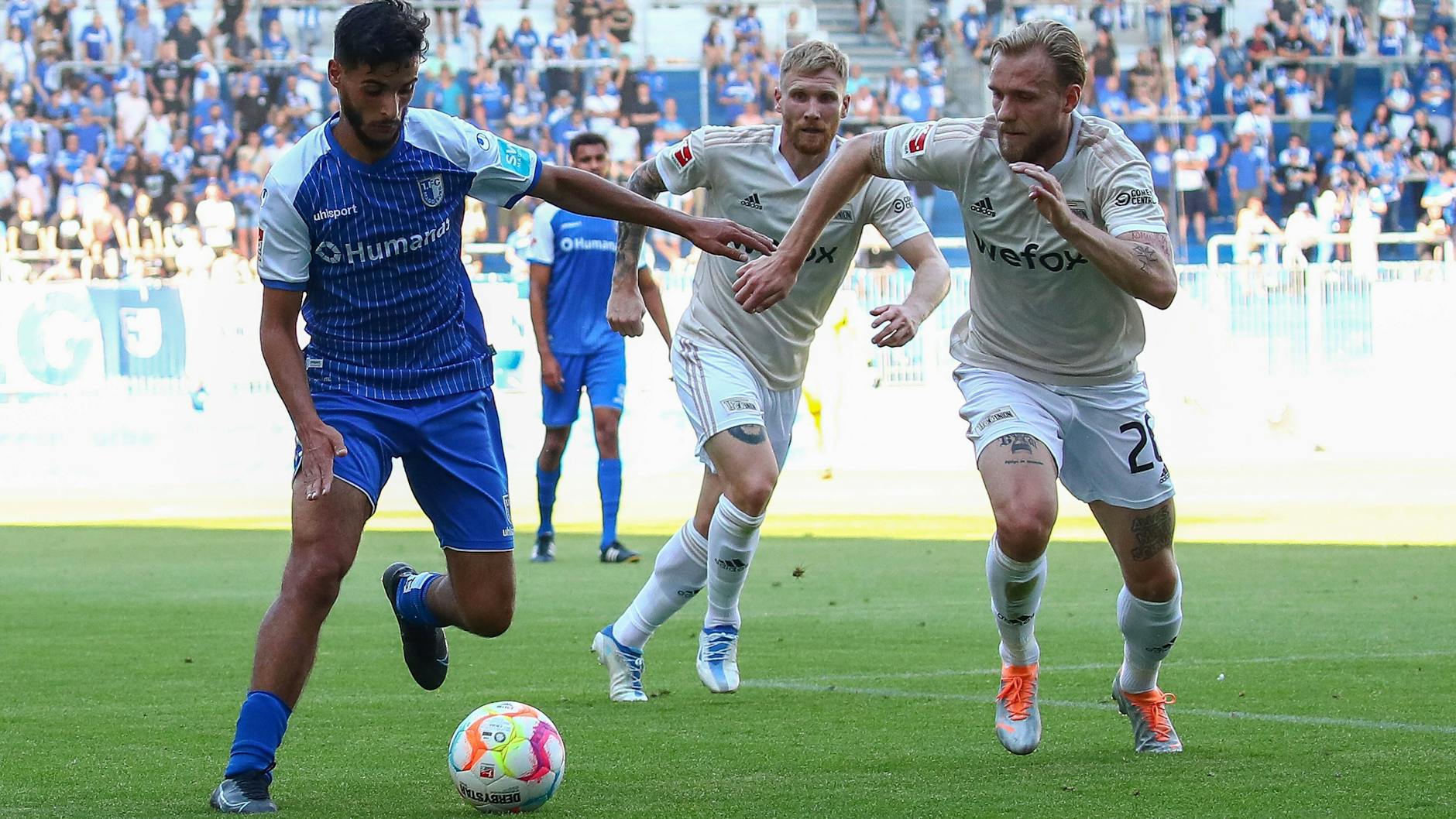 Die Magdeburger entwischten dem 1. FC Union beim Testspiel nur selten. Hier setzt Tymoteusz Puchacz (r.) zur Ballverfolgung an.