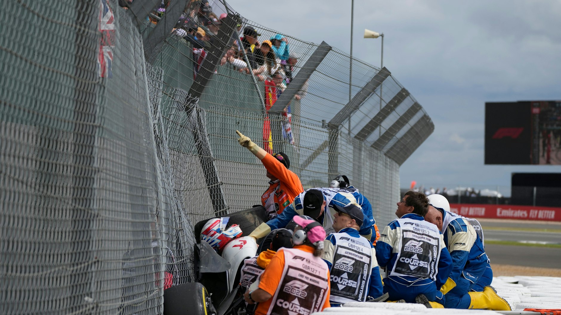 Alfa-Romeo-Pilot Guanyu Zhou krachte in den Fangzaun.