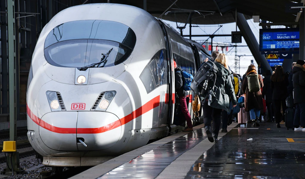 Chaos an Flughäfen: Deutsche Bahn profitiert massiv