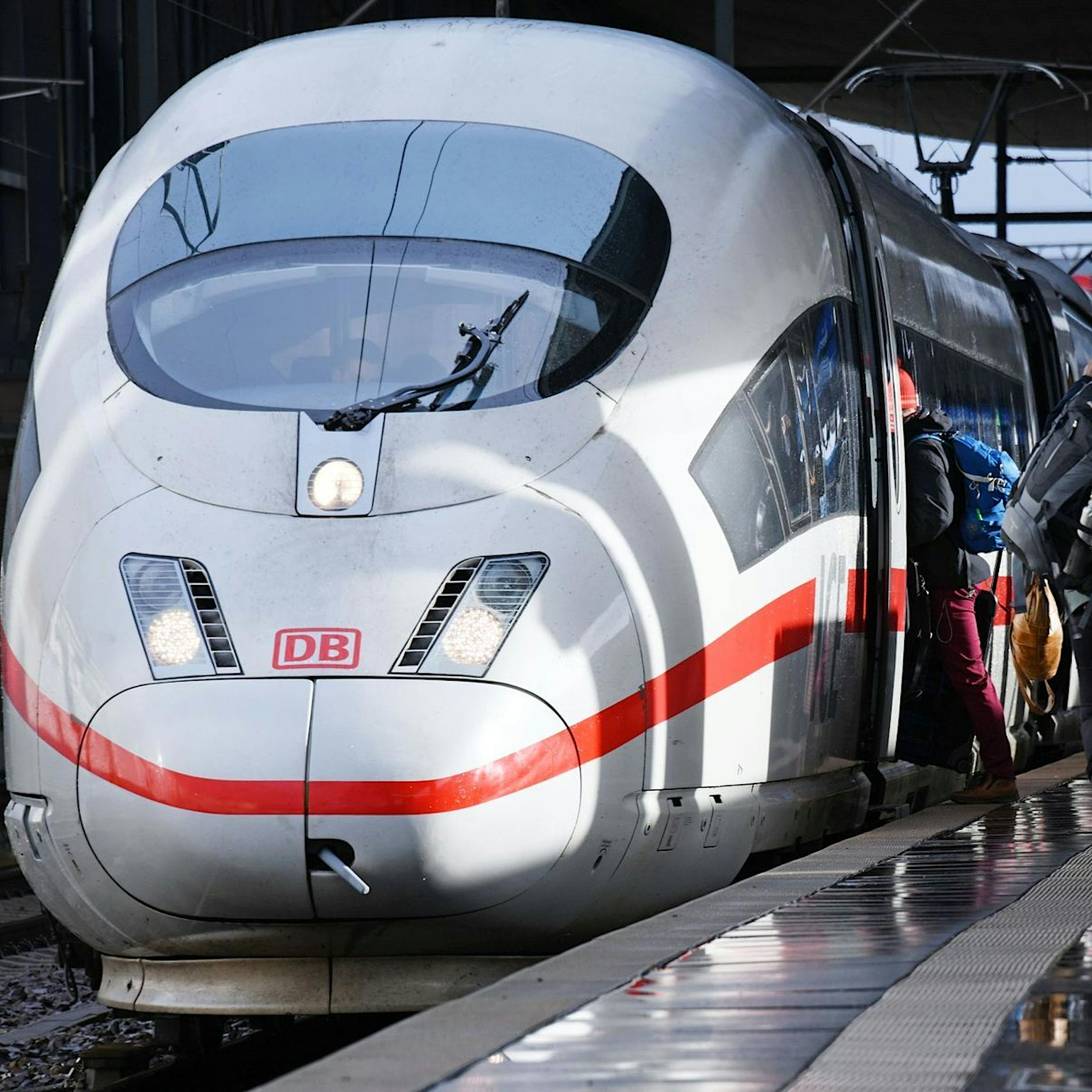 Chaos an Flughäfen: Deutsche Bahn profitiert massiv