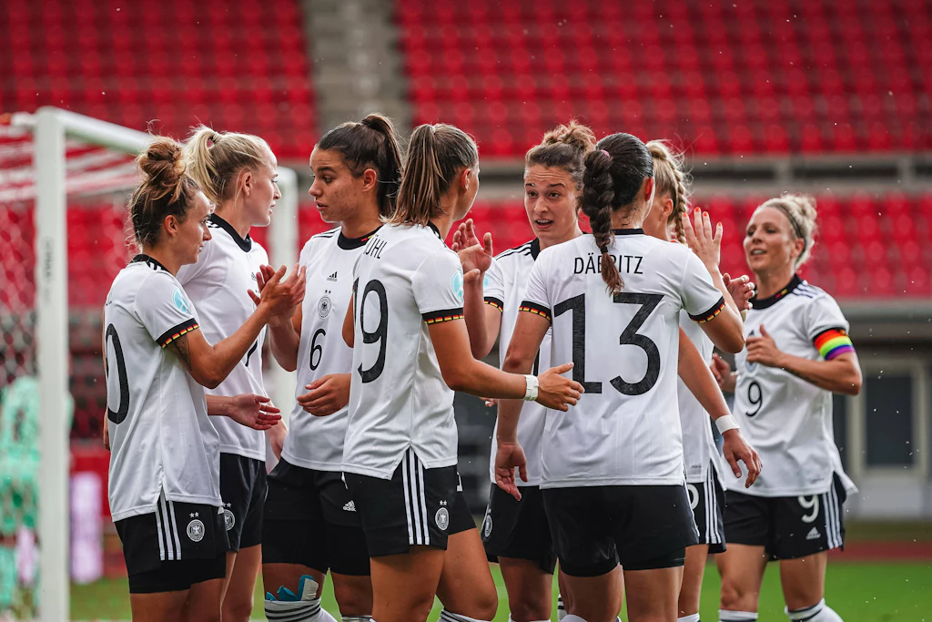 Frauen-Fußball-EM: Ist ein Titel bei den Männern wirklich siebenmal mehr wert?