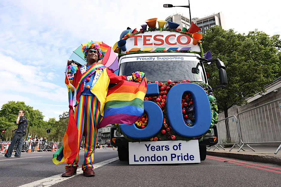Mohammed Nazir aus London vor der Pride-Parade im Jubiläums-Jahr.  