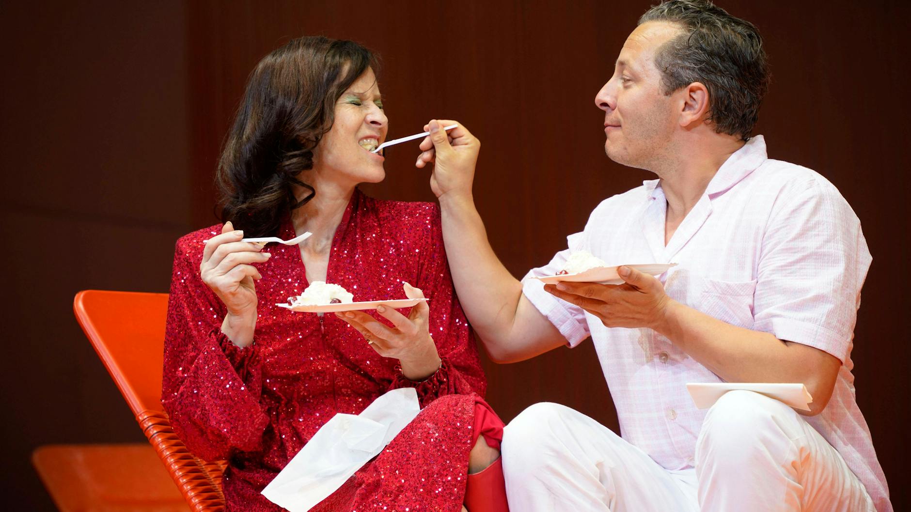 Sophie Rois und Trystan Pütter in „Liebe, einfach außerirdisch“ am Deutschen Theater Berlin