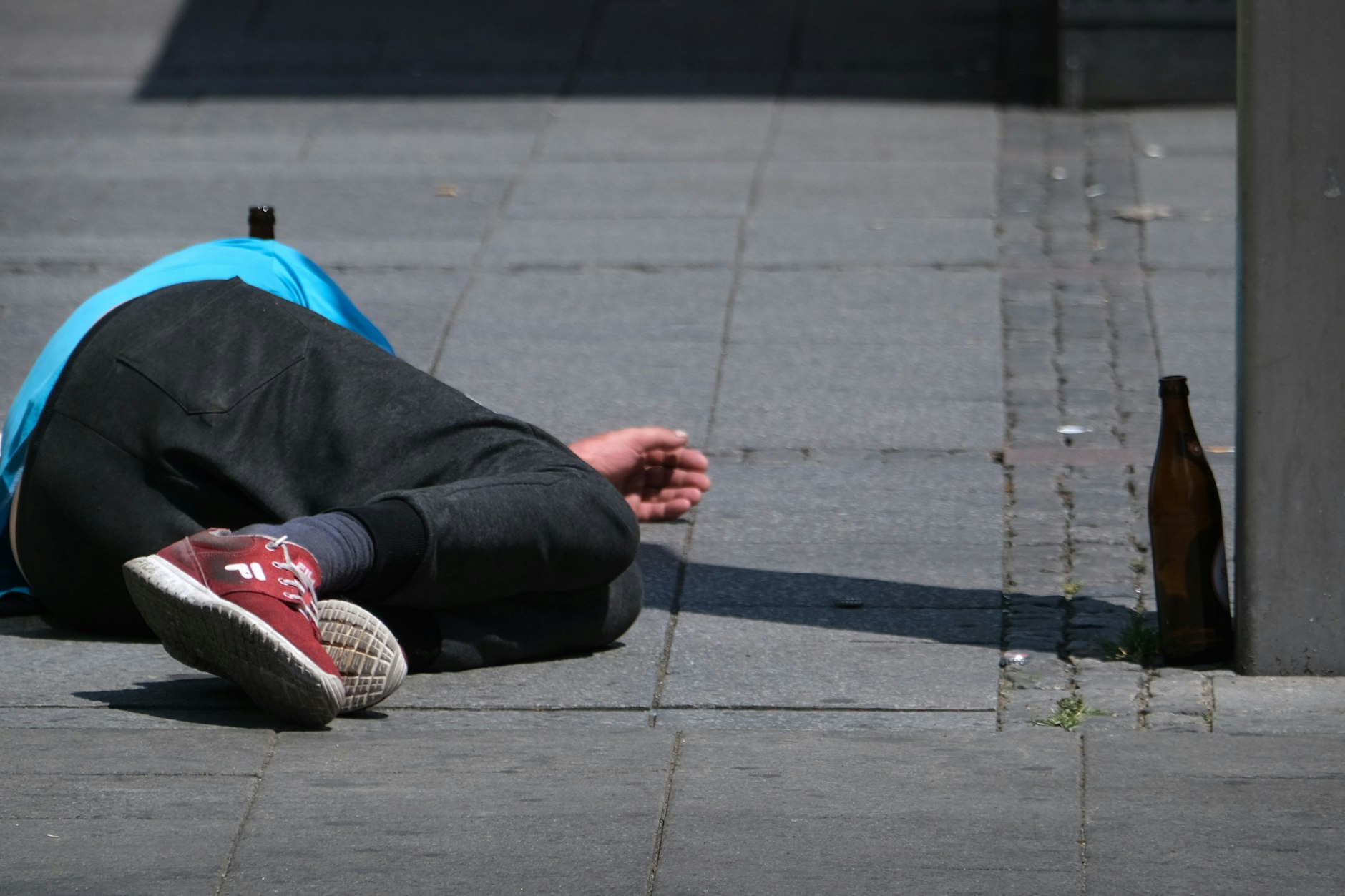 Lebensgefahr: Ein Obdachloser schläft am Bahnhof Zoo ungeschützt in der prallen Sonne.