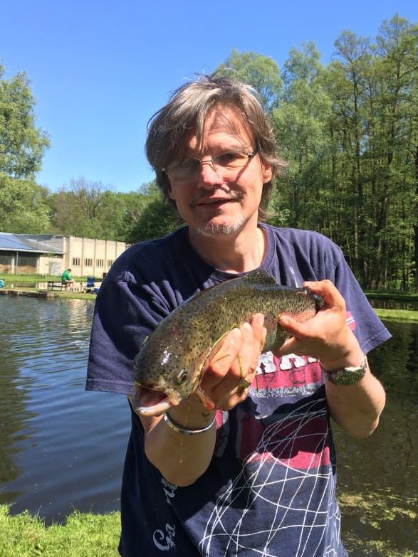 KURIER-Reporter Norbert Koch-Klaucke hat diese Regenbogenforelle mit dem Einsatz von Maden gefangen.