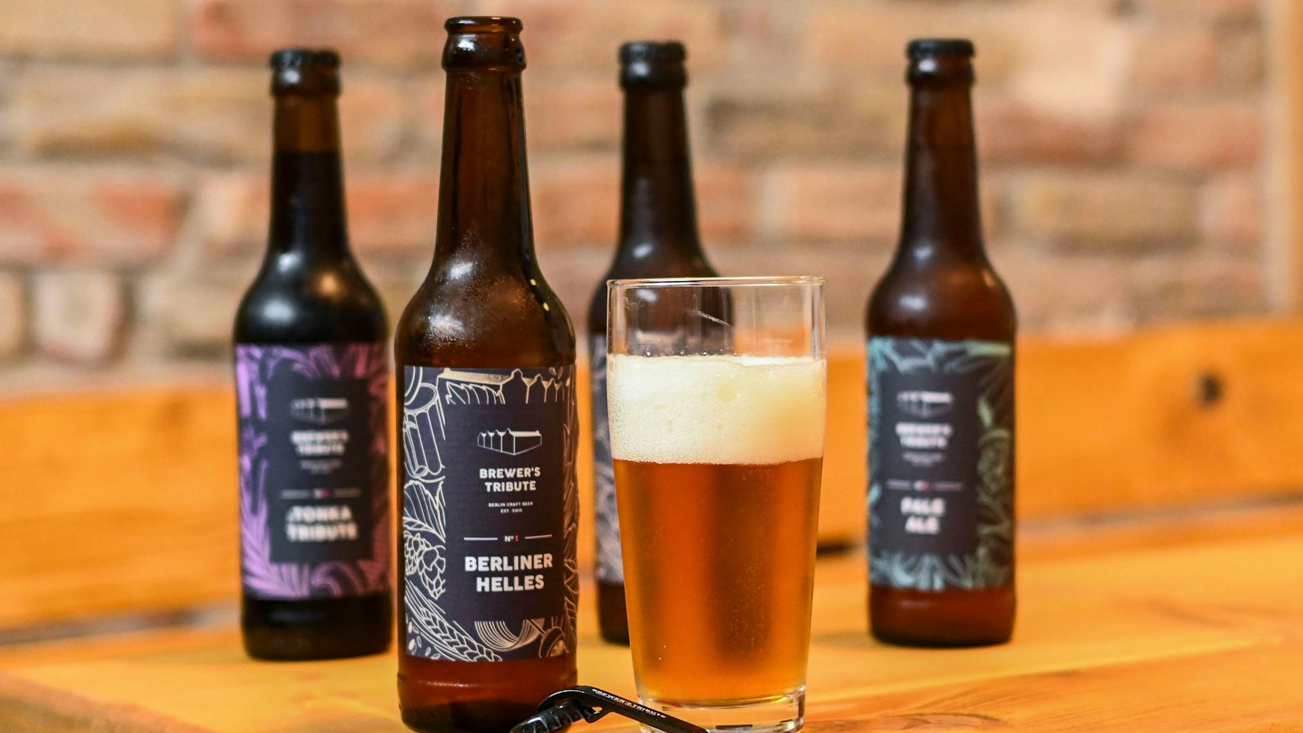 Wohl bekomm's! Sieben verschiedene Gerstensäfte stellt Brewer's Tribute her. Man kann sie im<a target="_blank" href="https://brewers-tribute.com"> Online-Shop</a> der Brauerei bestellen oder dort auf einer Karte nachsehen, wo man die Produkte kaufen kann. Online kosten sie zwischen 2 und 3 Euro für 0,33 Liter.