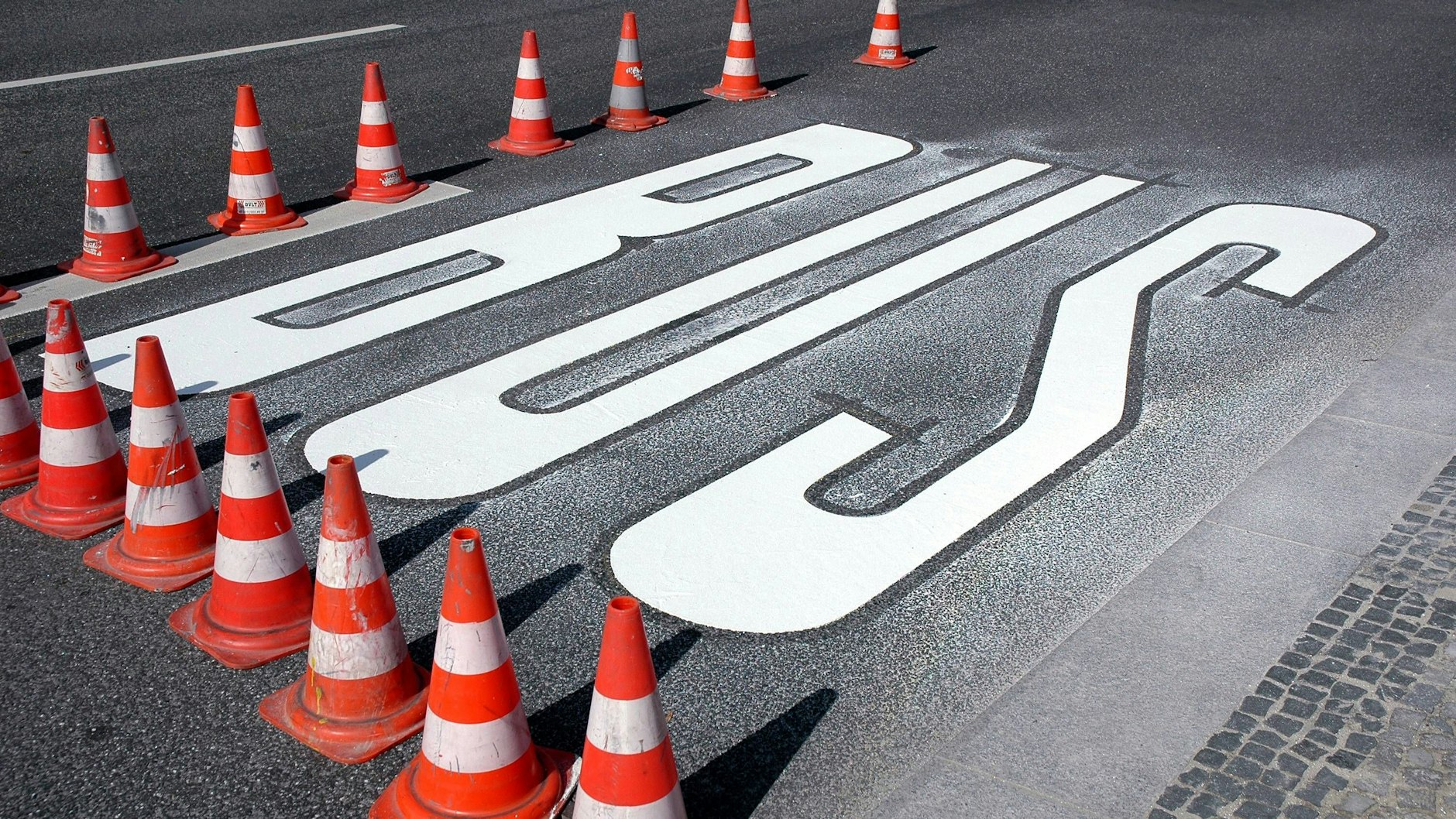 Keine neue Busspur für Berlin – aber immerhin wird der Schriftzug des Sonderfahrstreifens Unter den Linden in Mitte erneuert.