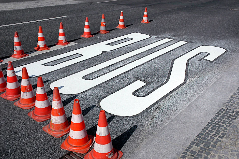 Keine neue Busspur für Berlin – aber immerhin wird der Schriftzug des Sonderfahrstreifens Unter den Linden in Mitte erneuert.