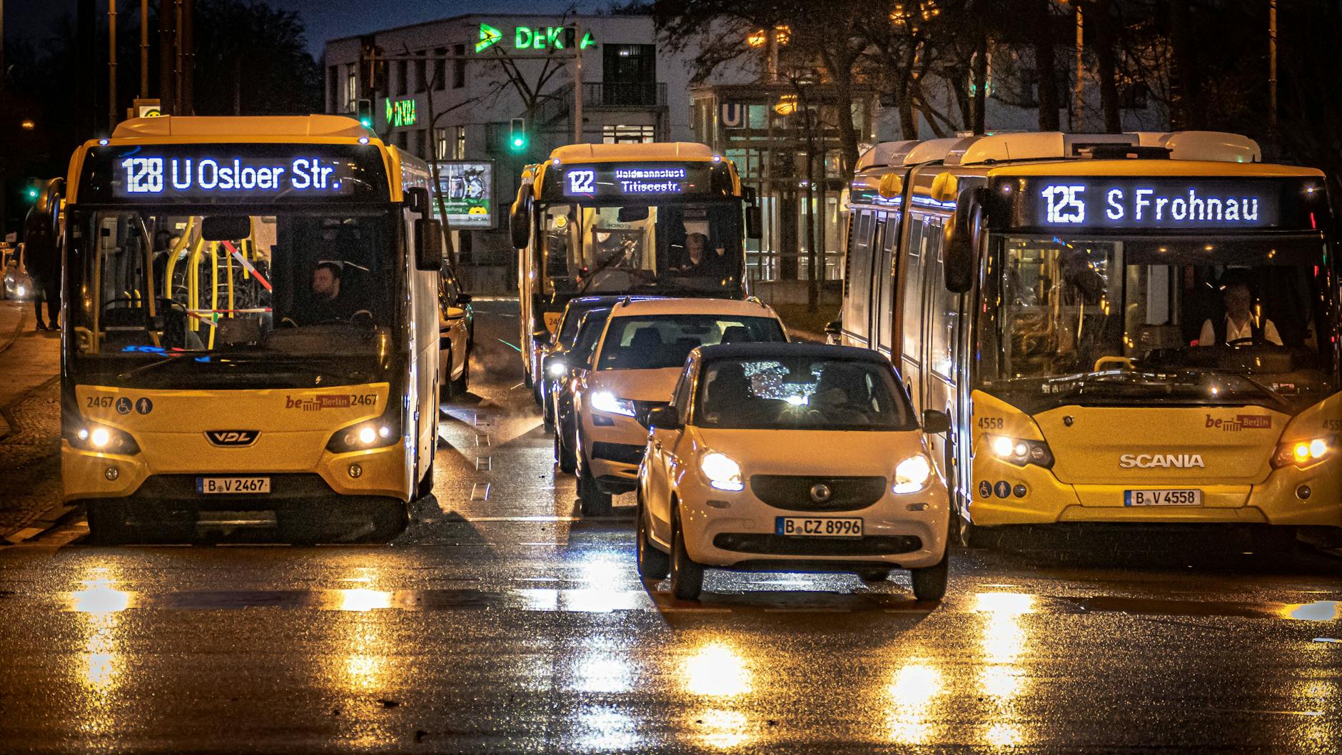 Ein wichtiges Verkehrsmittel in Berlin: die Linienbusse der landeseigenen BVG – hier am Kurt-Schumacher-Platz in Reinickendorf. 2019 wurden sie für mehr als 460 Millionen Fahrten genutzt.