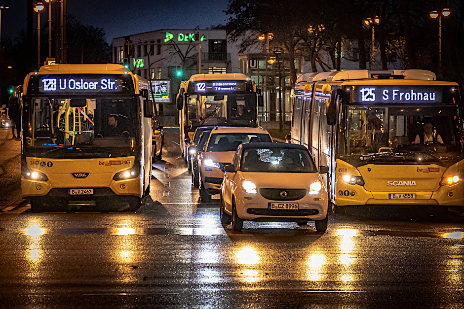 Ein wichtiges Verkehrsmittel in Berlin: die Linienbusse der landeseigenen BVG – hier am Kurt-Schumacher-Platz in Reinickendorf. 2019 wurden sie für mehr als 460 Millionen Fahrten genutzt.