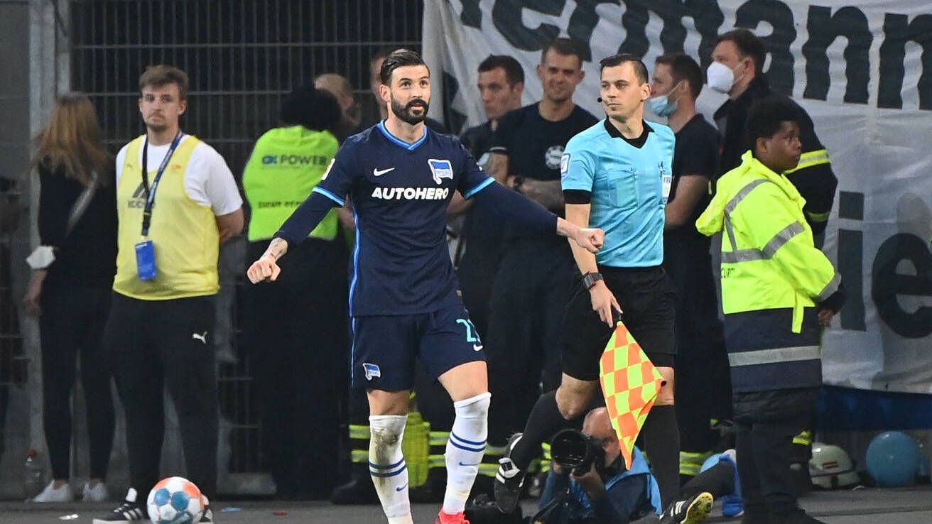 Der Moment der Rettung: Marvin Plattenhardt ganz cool. Sein Freistoßtor in der Relegation in Hamburg bewahrte Hertha vor dem Abstieg.