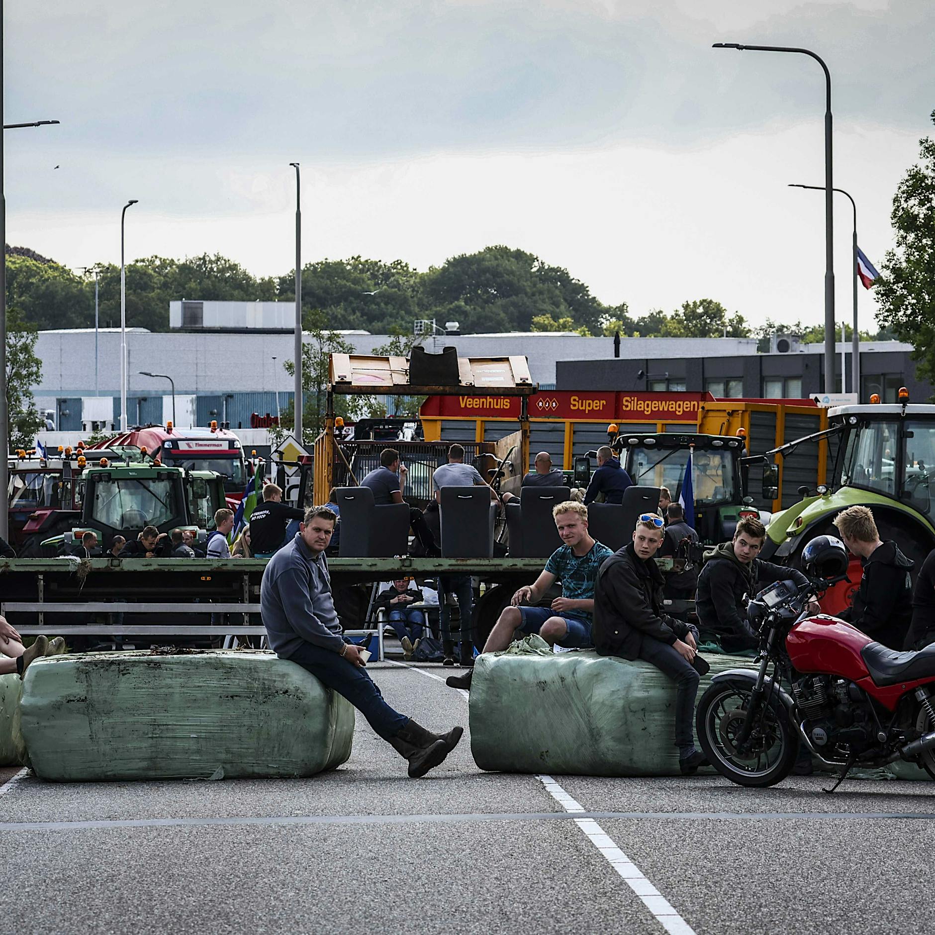 Blockaden mit Dünger: Bauern protestieren in den Niederlanden