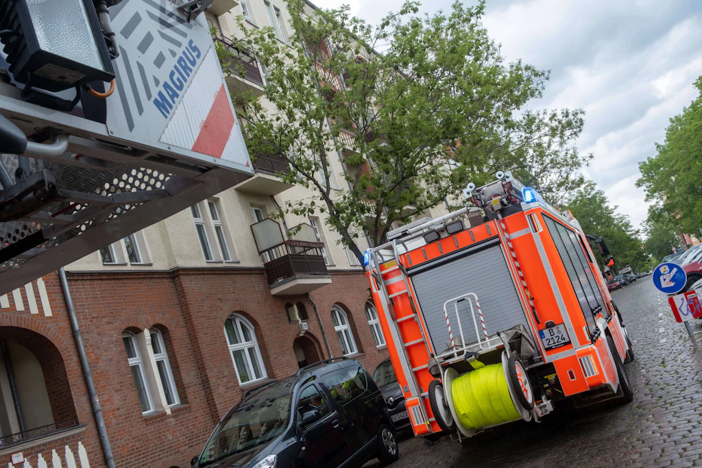 Hausdach in Kreuzberg gerät in Brand: Bewohner evakuiert