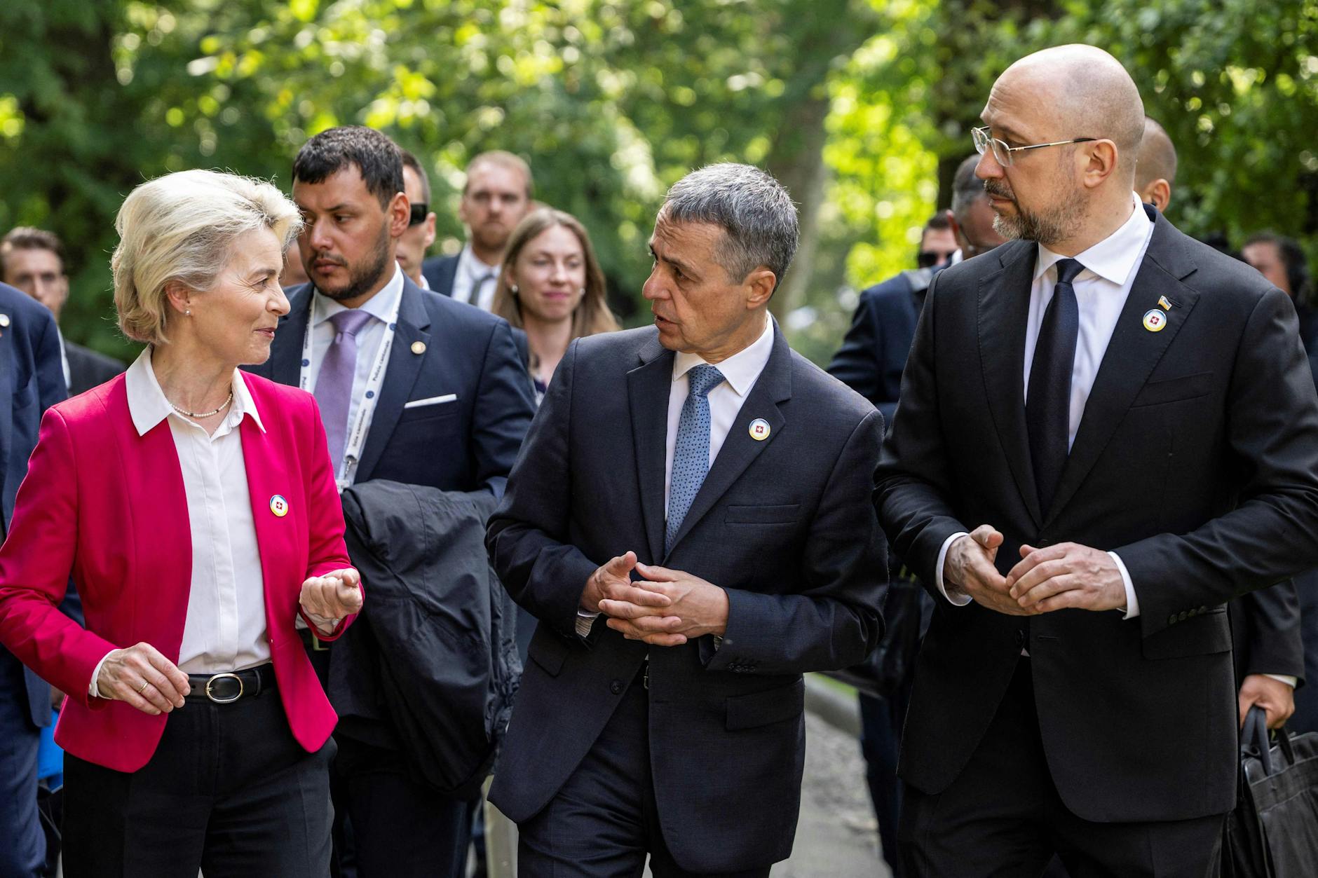 Small Talk vor den Arbeitsrunden: EU-Kommissionspräsidentin Ursula von der Leyen, der Schweizer Bundespräsident Ignazio Cassis und Denys Schmyhal, Premier der Ukraine.