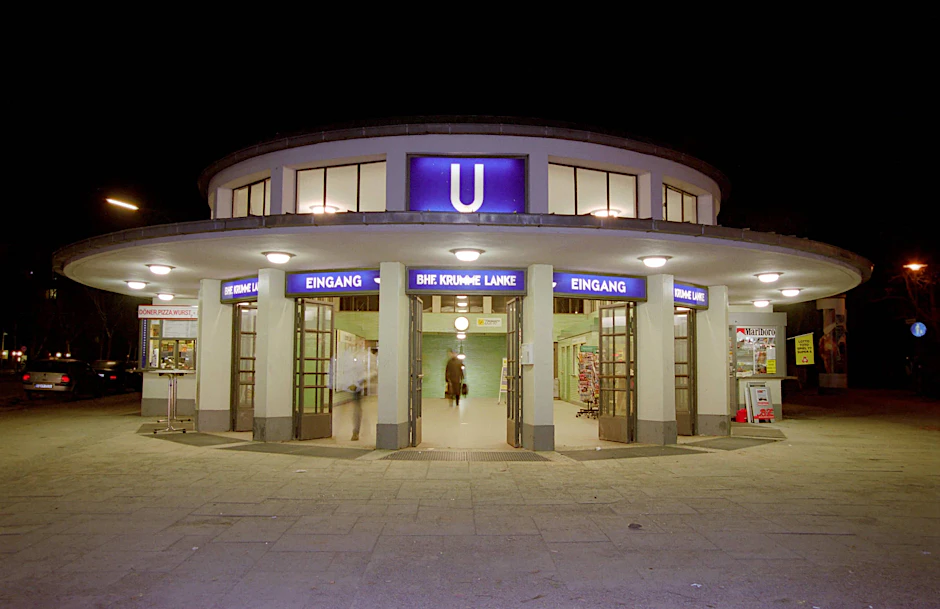 Seit 1929 ist sie die Endstation der U3: die Station Krumme Lanke in Zehlendorf.
