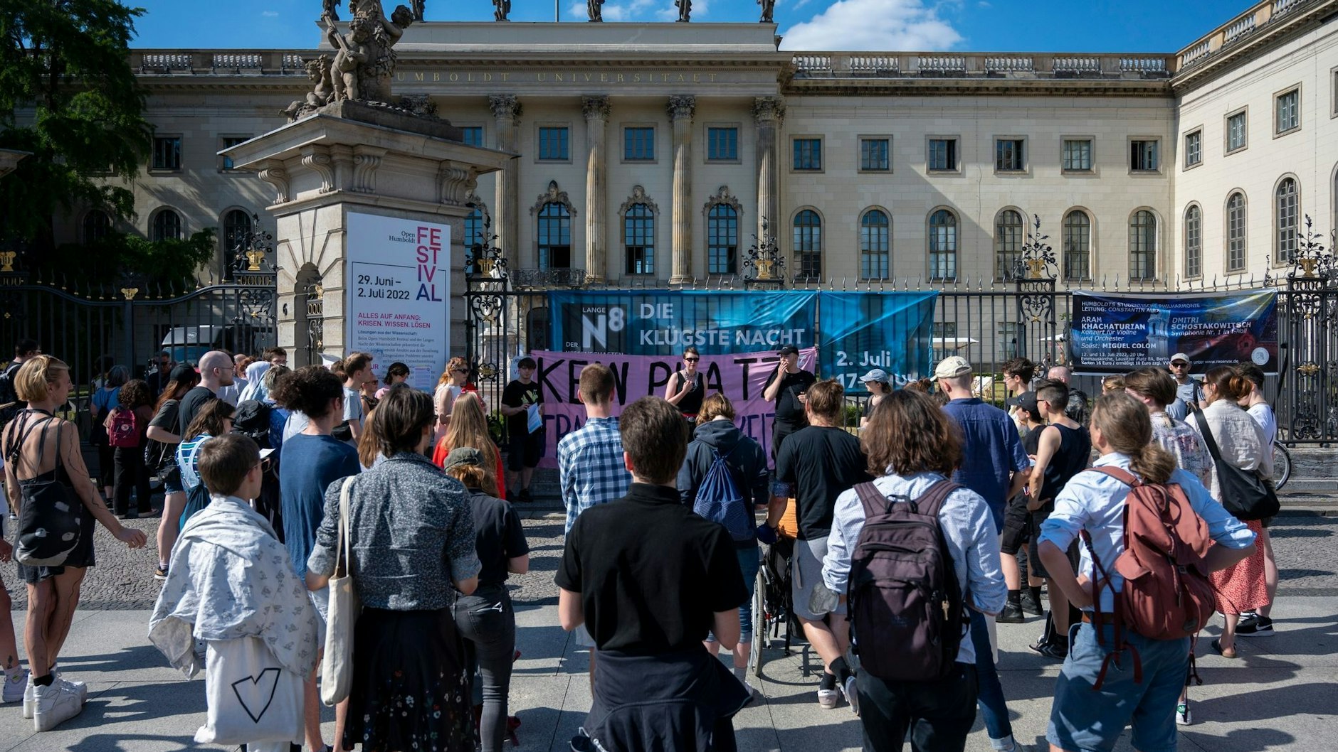 Teilnehmer einer Demonstration gegen den Vortrag der Biologin Marie-Luise Vollbrecht.