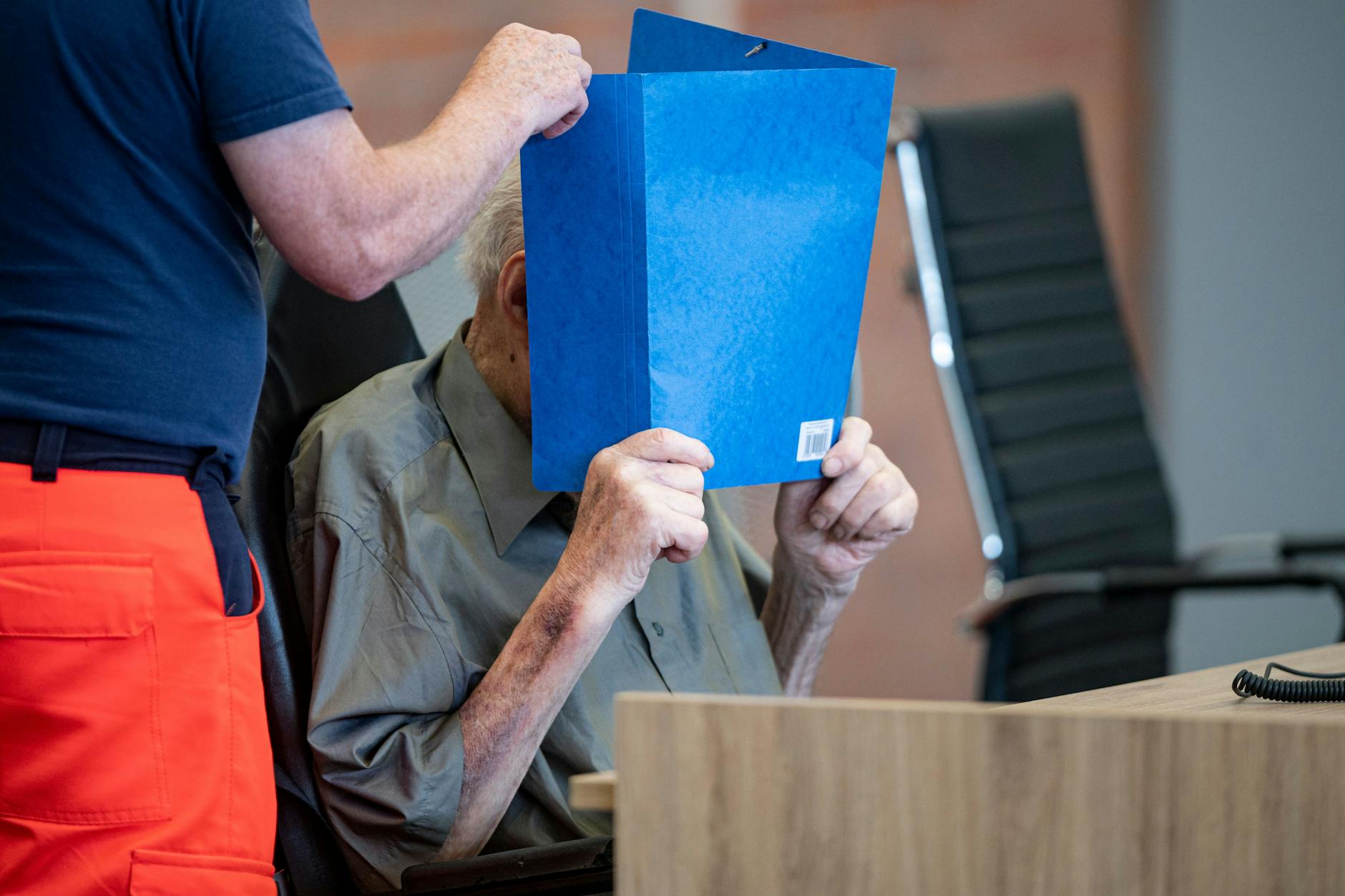 Der 101-Jährige am Tag der Urteilsverkündung vor dem Landgericht Neuruppin