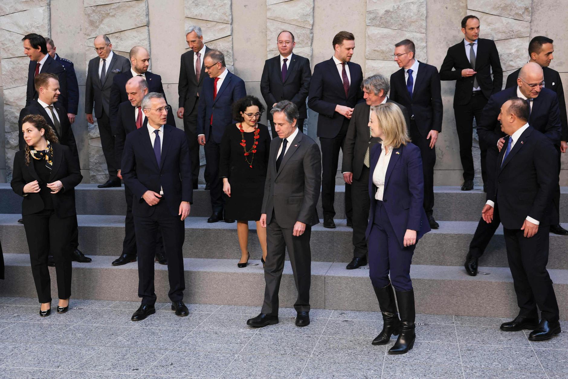 US-Außenminister Antony Blinken (Mitte) und NATO-Generalsekretär Jens Stoltenberg (2. von links) nach einem Familienfoto im Anschluss an ein NATO-Außenministertreffen im NATO-Hauptquartier in Brüssel.