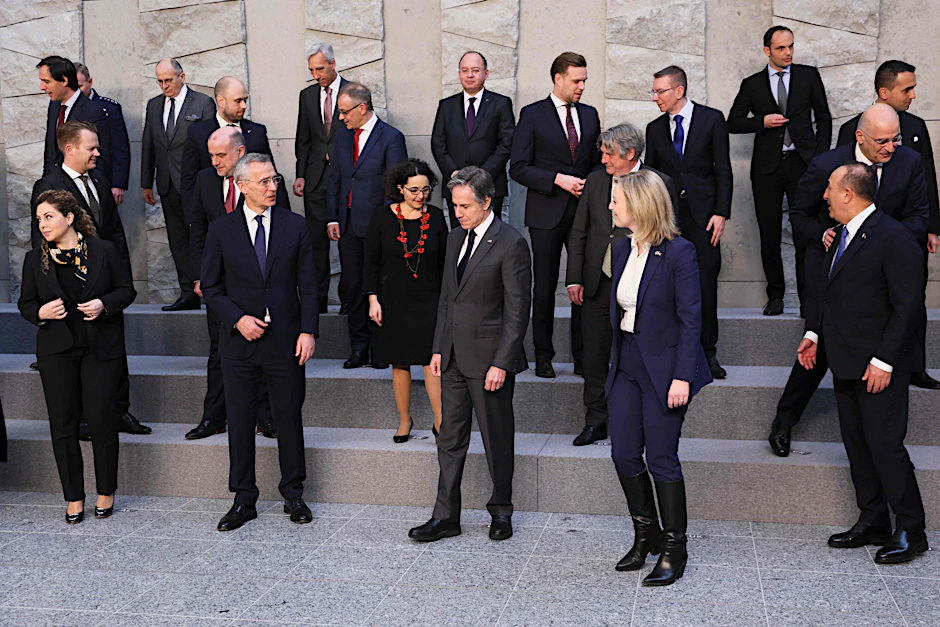 US-Außenminister Antony Blinken (Mitte) und NATO-Generalsekretär Jens Stoltenberg (2. von links) nach einem Familienfoto im Anschluss an ein NATO-Außenministertreffen im NATO-Hauptquartier in Brüssel.