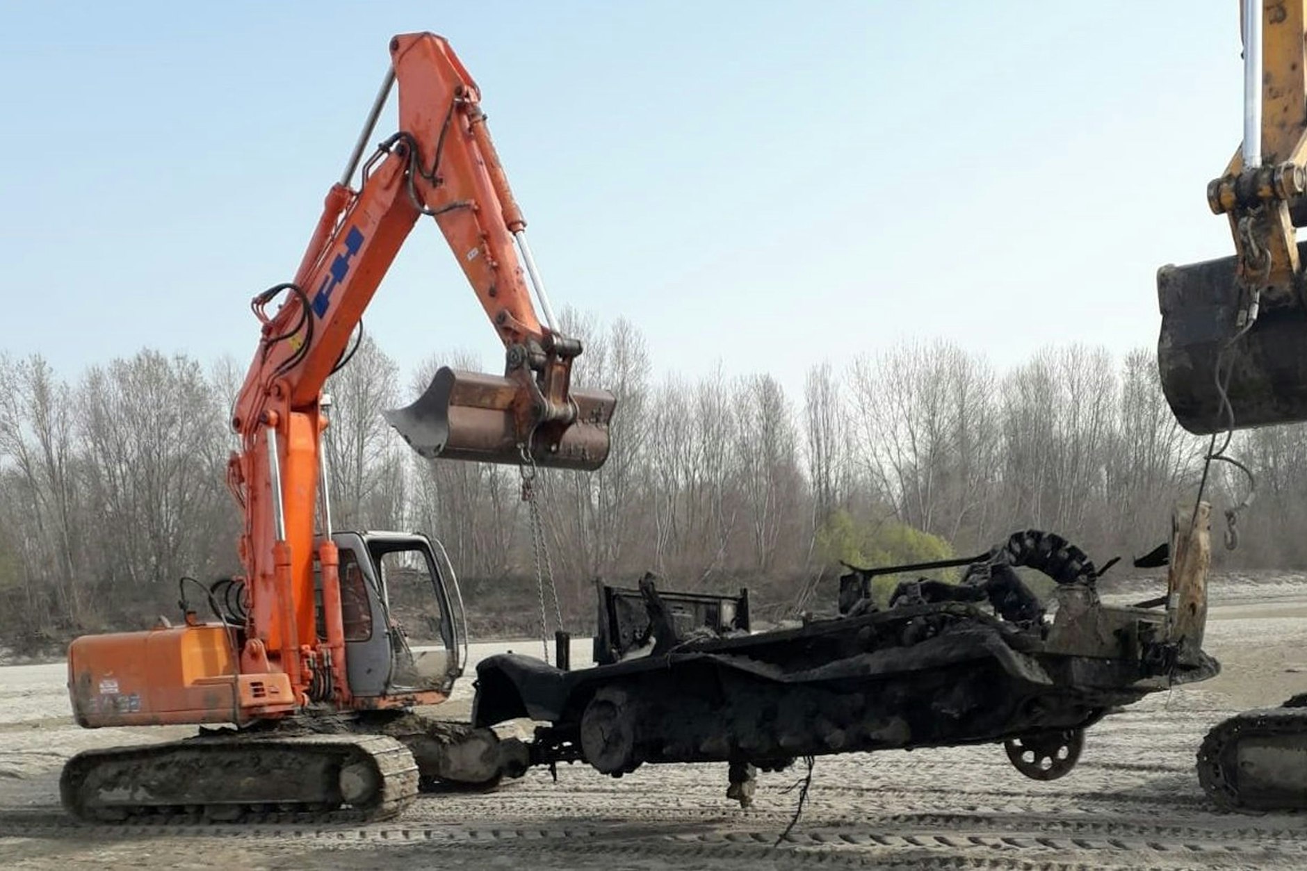 Schon im März war der Po ein Rinnsal: Da tauchte ein Wehrmachts-Schlepper auf und konnte geborgen werden.