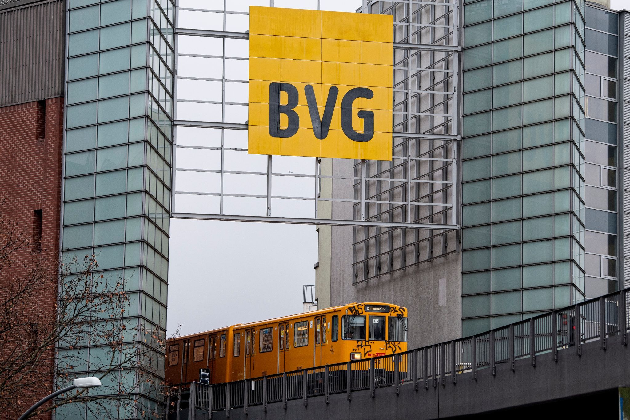 Berliner Gericht: BVG darf Falschparker abschleppen