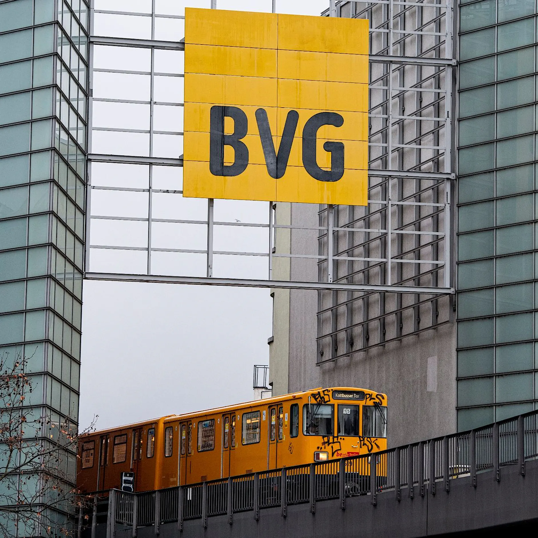 Berliner Gericht: BVG darf Falschparker abschleppen