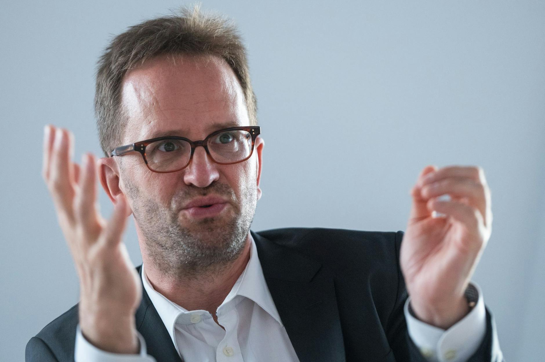 ARCHIV - Klaus Müller, Präsident der Bundesnetzagentur, sieht bei einer ungleichen Gasversorgung schwere Folgen.